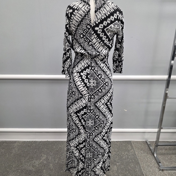 Express Monochrome Geometric Long Sleeve Maxi Dress - Picture 8 of 11